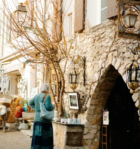 Femme dans les rues de Provence