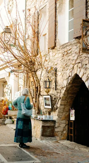 Femme dans les rues de Provence