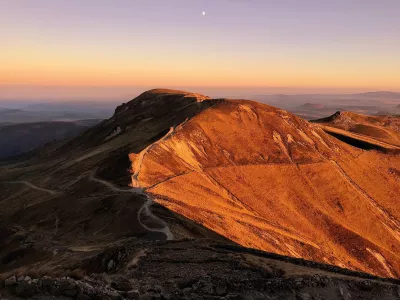 Parc des volcans d'Auvergne au coucher du soleil