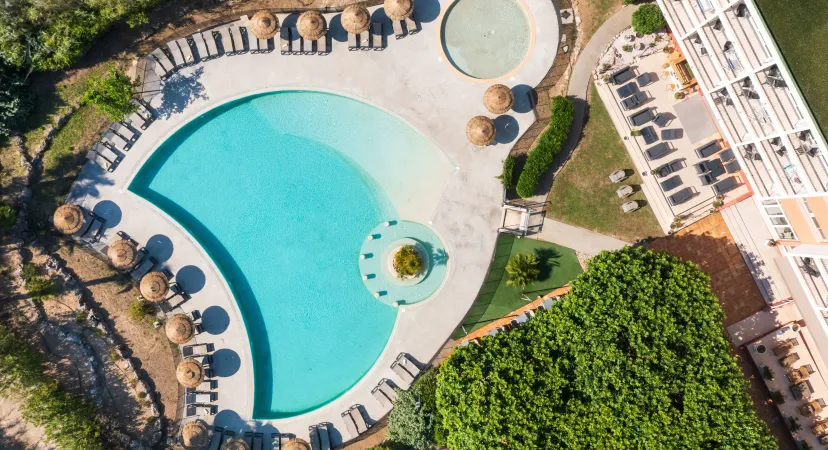 Vue aérienne de la piscine de l'hôtel le Capet à Sainte-Maxime