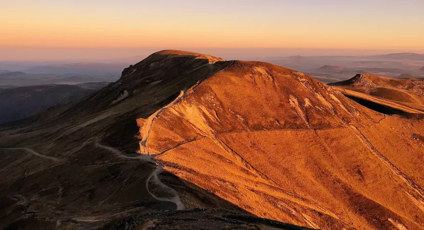 Parc des volcans d'Auvergne au coucher du soleil