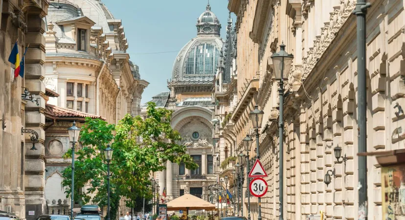 Ruelles de Bucarest et vue sur le Palais des Dépôts et Consignations