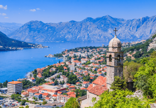 Une ville historique située dans les bouches de Kotor