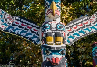 Site populaire avec une collection de neuf totems provenant de régions éloignées de la Colombie-Britannique à Vancouver