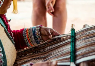 Femme montrant une technique de tissage traditionnelle