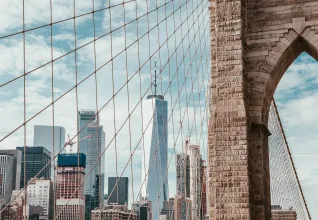 Pont de Brooklyn avec les gratte-ciels new-yorkais