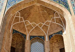 L'entrée de la mosquée Tillya Sheikh