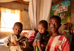 Un père et ses deux enfants à Madagascar