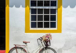 Façade d'un batiment à Paraty avec un vélo en premier plan