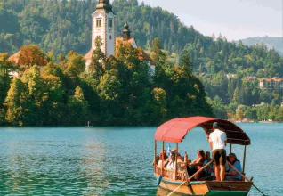 Barque naviguant sur le lac Bled