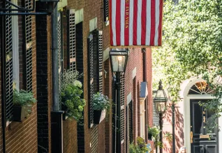 Rue typique avec le drapeau américain