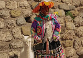 Femme péruvienne avec un lama