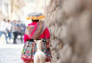 Femme péruvienne avec un lama