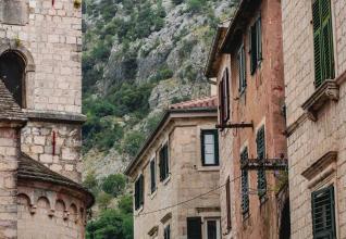 Ruelle étroite dans la ville de Kotor