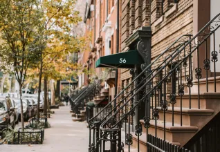 Vieilles maisons avec escaliers dans le quartier historique de west village