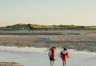 Deux personnes marchants sur le sable (Crédit photo : Aymeric Picot)