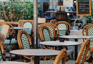 Terrasse d'un restaurant dans le centre ville d'Avignon