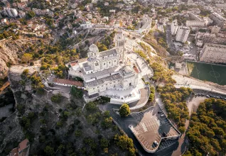 Basilique Notre-Dame de la Garde à Marseille vue du ciel