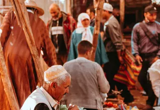 Homme sur un souk à Marrakech