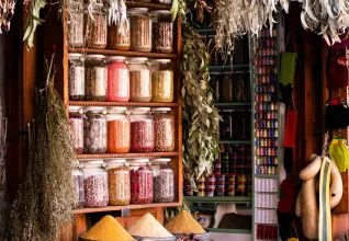 Stand d'épices dans un zouk à Marrakech