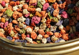 Fleurs séchées dans un zouk à Marrakech