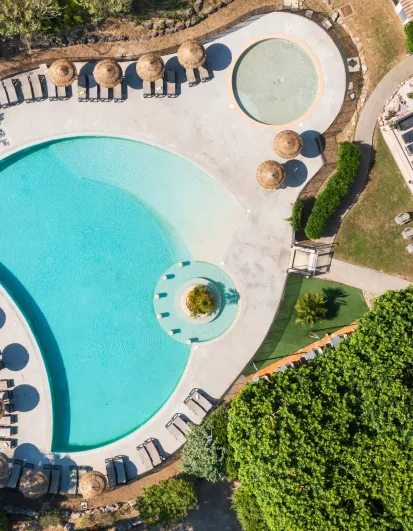 Vue aérienne de la piscine de l'hôtel le Capet à Sainte-Maxime