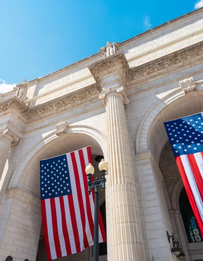 Drapeau américain devant la gare de Washington