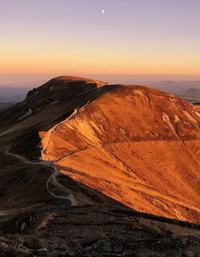 Parc des volcans d'Auvergne au coucher du soleil