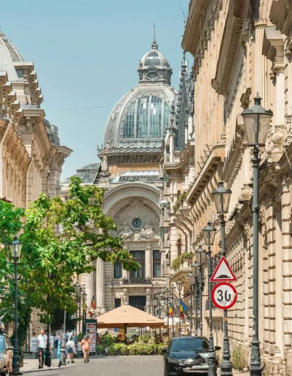 Ruelles de Bucarest et vue sur le Palais des Dépôts et Consignations