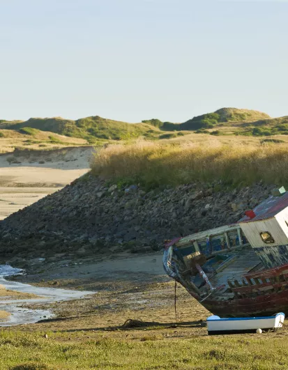 Plage Port-Bail et des bateaux de pêches échoués (Crédit photo : OT Cotentin)