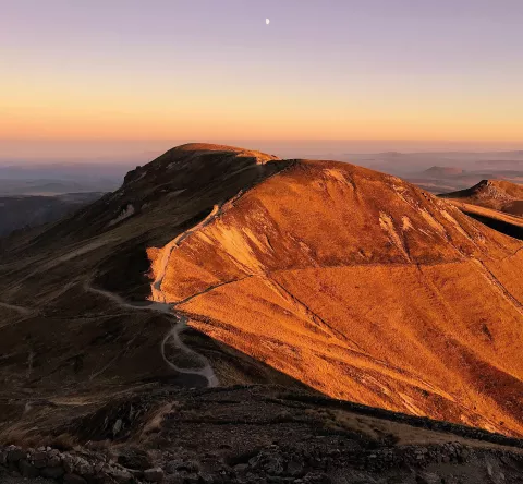 Parc des volcans d'Auvergne au coucher du soleil