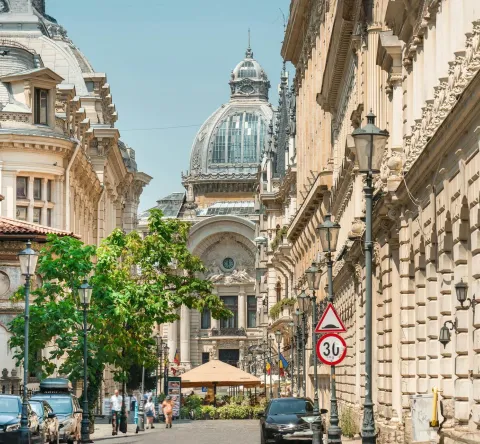 Ruelles de Bucarest et vue sur le Palais des Dépôts et Consignations