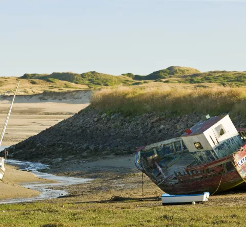 Plage Port-Bail et des bateaux de pêches échoués (Crédit photo : OT Cotentin)